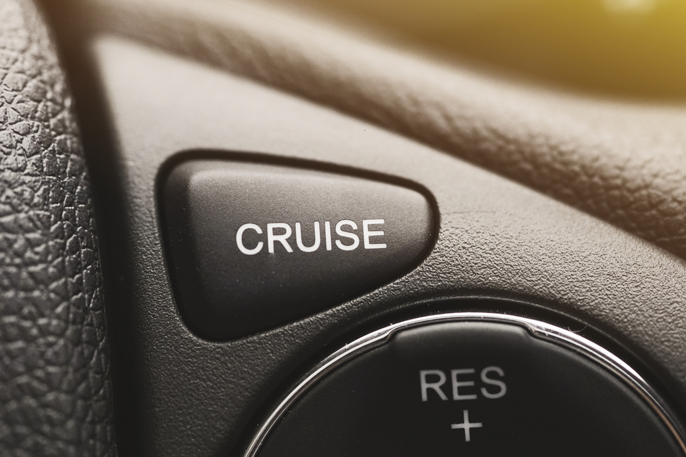 Круиз контроль что это. Cruise Control. Cruise Control button. Как круиз-контроль влияет на расход топлива.